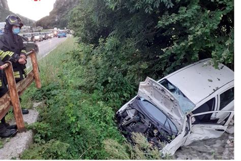 BRUTTO INCIDENTE A BALISIO AUTO VOLA NEL FOSSO UN FERITO IN CODICE