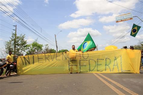 Galeria de fotos Manifestantes pró Bolsonaro interditam BR 316 e pedem