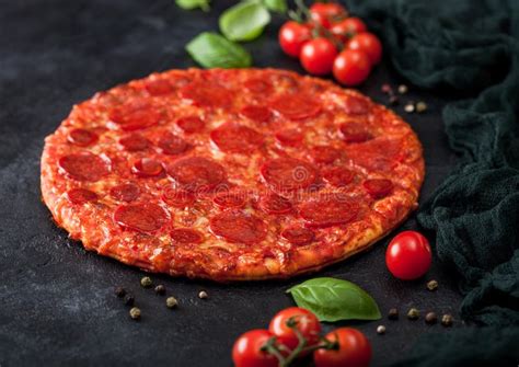 Verse Ronde Gebakken Warme En Pikante Pepperoni Pizza Met Wielschaar