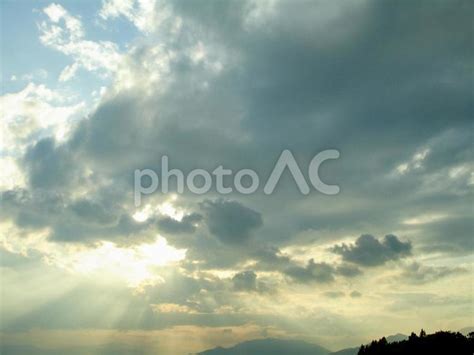 雲の隙間から差し込む太陽の光 No 24351819｜写真素材なら「写真ac」無料（フリー）ダウンロードok