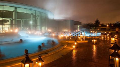 Des soirées magiques dans des bains chauds entourés de lanternes à