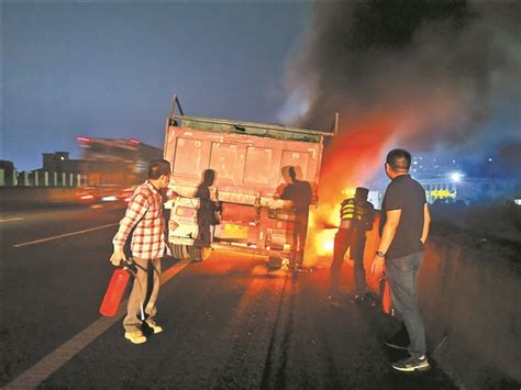 羊城晚报 货车成“火”车 肇花高速上演危急半小时