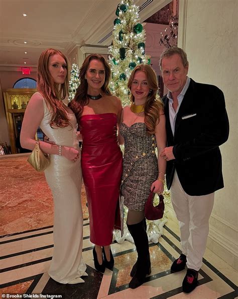 Brooke Shields 59 Flaunts Bikini Body On Bahamas Vacation With Daughters Daily Mail Online