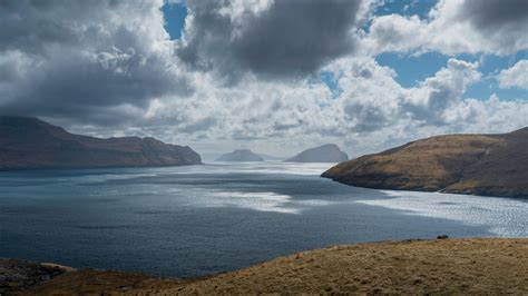 Serene Landscape of Sørvágsvatn Lake in Faroe Islands · Free Stock Photo