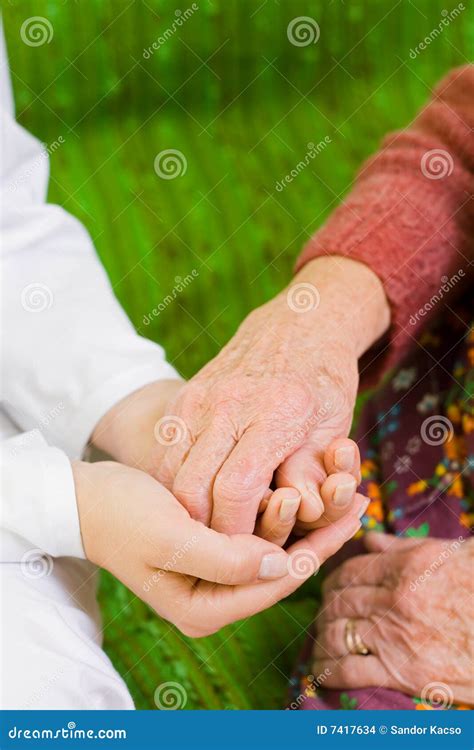 Mãos da terra arrendada foto de stock Imagem de assistência 7417634