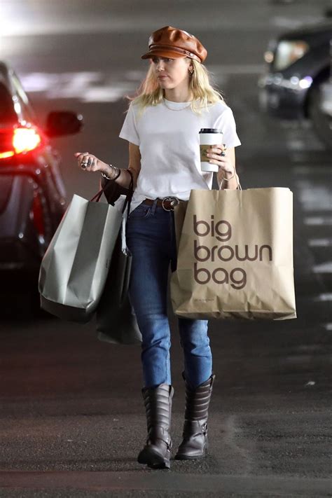 Miley Cyrus - Shopping With Her Mom Tish in Studio City 10/13/2019