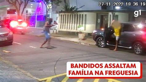 VÍDEO Criminosos assaltam família na Freguesia Zona Oeste do Rio em