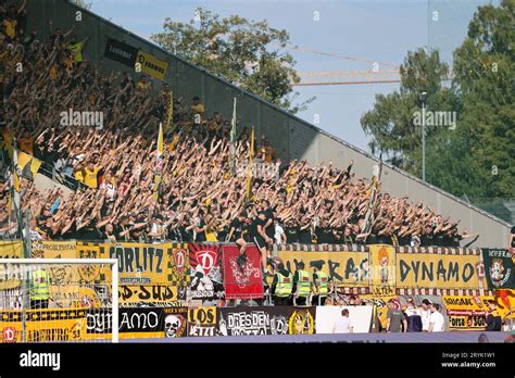 Essen Alemania 01º de octubre de 2023 Apoya a Dynamo Dresden Fans