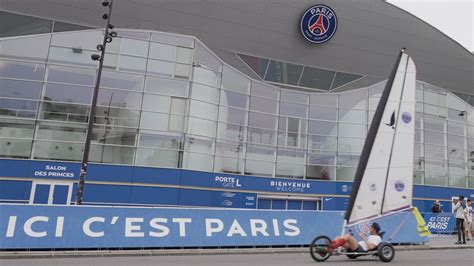 Psg Cet Aventurier Effectue Paris Nantes En Char Voile Pour