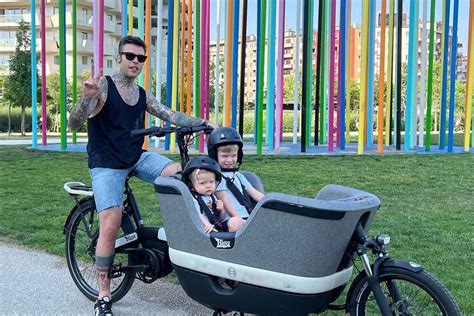 Fedez In Cargo Bike Con I Suoi Figli Diventa Testimonial Inconsapevole