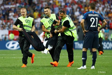 Grupo Pussy Riot Se Atribuye Invasión De Cancha En La Final De Rusia