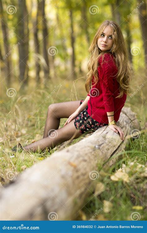 Portrait D Une Jeune Femelle Blonde Sur Le Champ Belle Femme Photo