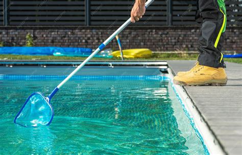 Trabalhador de piscina profissional caucasiano com rede de piscina para ...