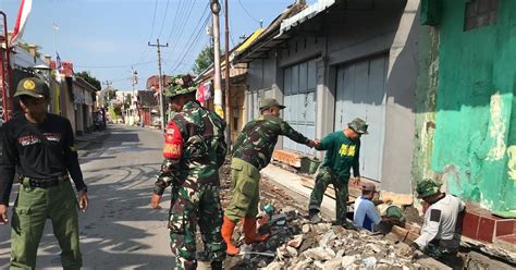 Melalui Karya Bhakti Daerah Koramil Jebres Tanamkan Semangat Gotong