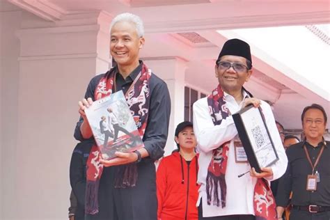 Mendaftar Ke Kpu Ganjar Mahfud Mendaftar Bawa Buku Visi Misi Dan