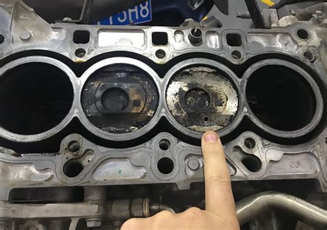 What Is The Cause Of Oil Leakage In The Engine Cylinder Head