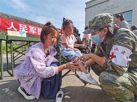 抗洪救灾，人民军医在行动