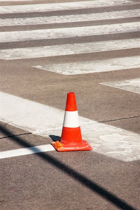 Trabajo Sobre El Camino Conos De La Construcción Trafique El Cono Con