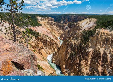 Bela Paisagem Fluvial Ao Redor Do Grand Canyon De Yellowstone Imagem De