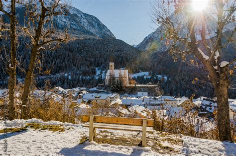 Scuol Kirche Engadiner Dorf Unterengadin Alpen Holzbank Engadin