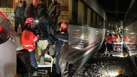 Chocan Trenes En Espa A Desalojan A M S De Pasajeros El Momento