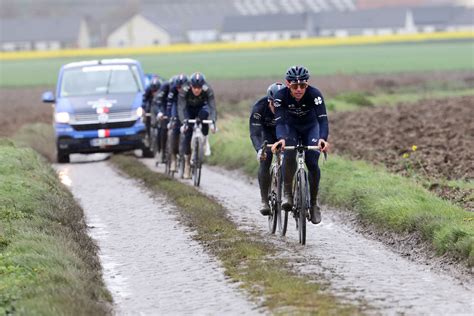 France Monde Paris Roubaix Un Peloton Traumatis Par Les Chutes Et