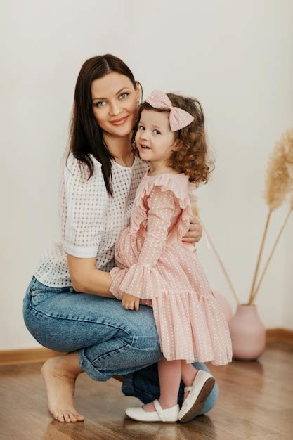 Retrato De Una Madre Y Su Hija Sonriendo Y Abrazando Vacaciones