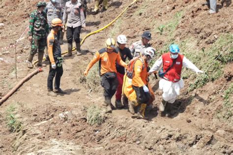 Tim Sar Gabungan Evakuasi Korban Longsor Kelima Antara News