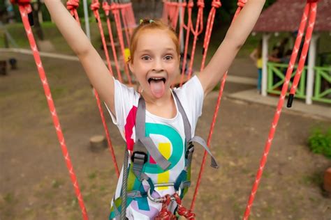 Niños Niña Corre Una Carrera De Obstáculos En Un Parque De Cuerdas