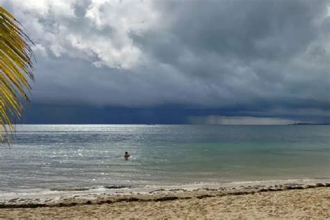 Clima en Cancún y Quintana Roo hoy Miércoles medio nublado con algunas