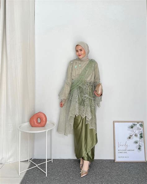 Inspirasi Kebaya Modern Hijab Warna Sage Green