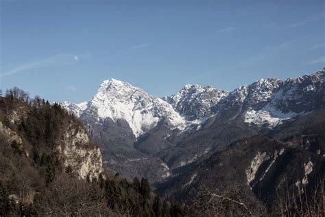 Lultima Distilleria In Un Paese Di Abitanti Sulle Alpi Carniche