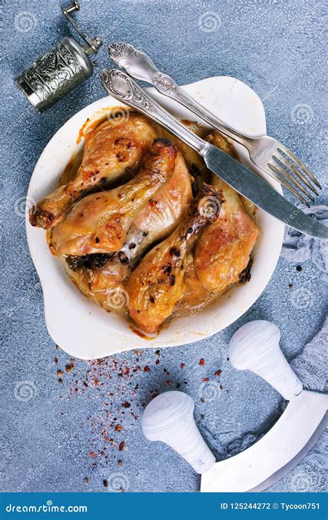 Piernas De Pollo Cocidas Al Horno Foto De Archivo Imagen De Cacerola