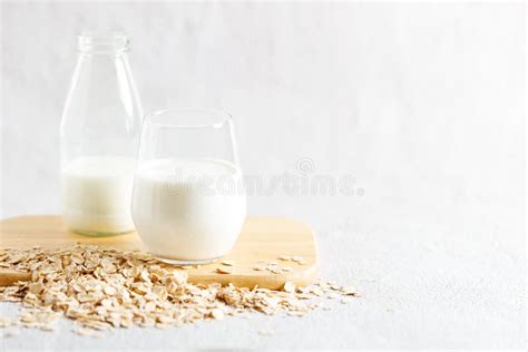 Vaso De Leche De Avena Y Botella Foto de archivo - Imagen de granja, sano: 226273394