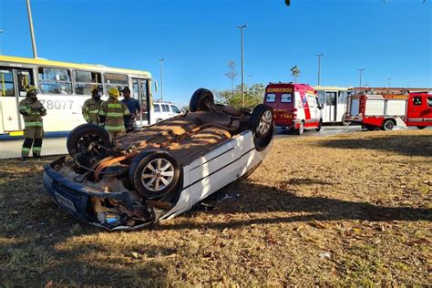 Carro Colide Contra Poste Capota Na Epia Sul E Passageiro Se Machuca