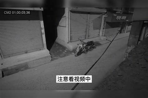 两名男子深夜偷摩托车，被监控记录下了全过程，真是夜深人不静啊