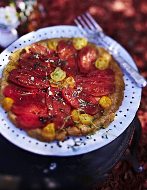 Tomaten Tarte Tatin Mit Flaschen Und Gelben Tomaten Und Fenchelsamen