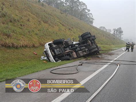 Caminhão Tomba E Bloqueia Parcialmente Rodovia Dos Imigrantes