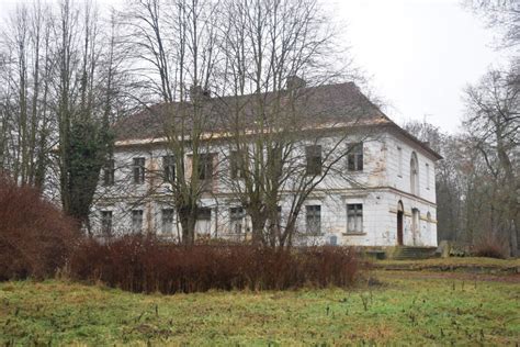 Zespół pałacowy w Grodźcu stoi dziś w ruinie Przy nim prywatny park a