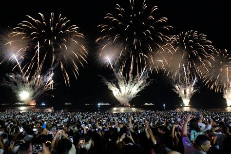 Olá 2025 Ano novo começa linda queima de fogos em Copacabana