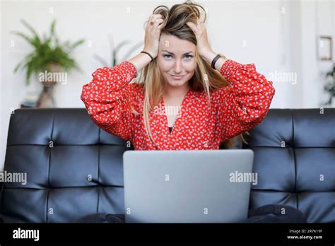 Blonde sur un canapé en cuir Banque de photographies et dimages à haute résolution Alamy