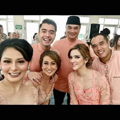 Potret Kedekatan Suami Seleb Bareng Kakak Ipar Pelukan Raffi Ahmad