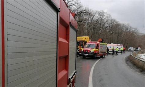 FOTO Mașină răsturnată în afara drumului într o localitate din