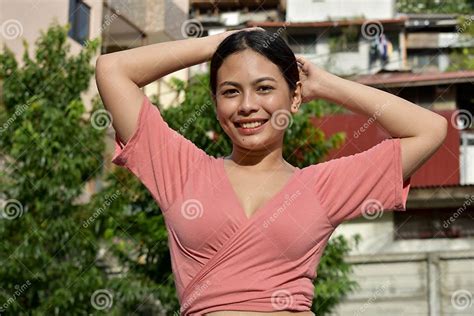 Uma Feliz Mulher Adulta Filipina Foto De Stock Imagem De Fofofo Sorriso 157854938