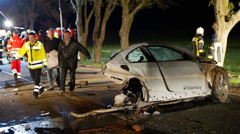 Dramatischer Unfall BMW prallt mit hoher Geschwindigkeit gegen Bäume