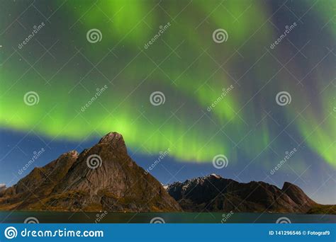 Aurora Borealis En Las Islas De Lofoten Reine Norway Aurora Boreal