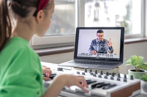 Une Fille Apprend Jouer Du Piano Avec Un Professeur De Musique D