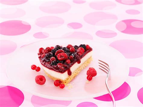 Ein St Ck K Sekuchen Mit Beeren Bilder Kaufen Stockfood