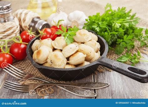 Bolas De Masa Hervida Fritas Con La Carne Imagen De Archivo Imagen De