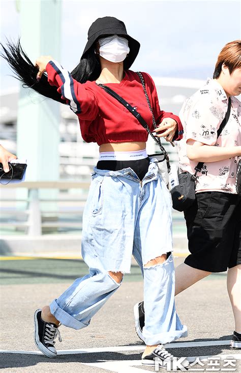 Hwasa Introduces New And Daring Sexy Pants Style At The Airport And Netizens Are Split In Opinion